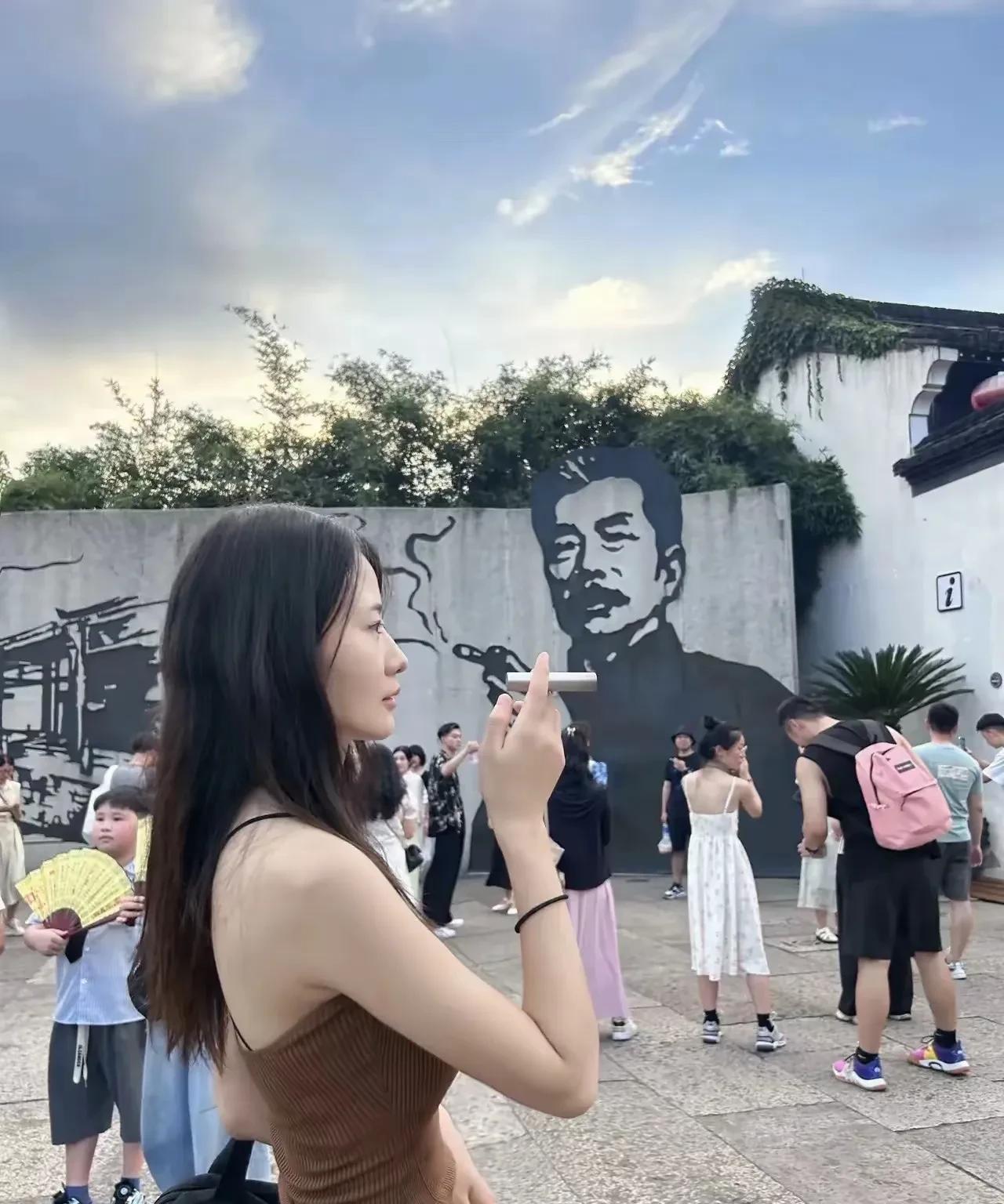 最近鲁迅吸烟的画面，居然遭到了某些人的诟病，真是觉得有些事出反常必有妖，现在有些