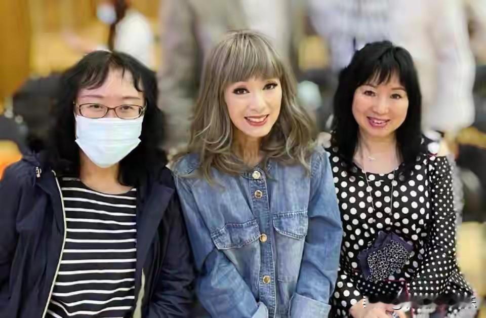 这竟然是米雪？68岁米雪打扮成芭比娃娃，一头精致的齐刘海齐肩卷发，浅棕色的发色，