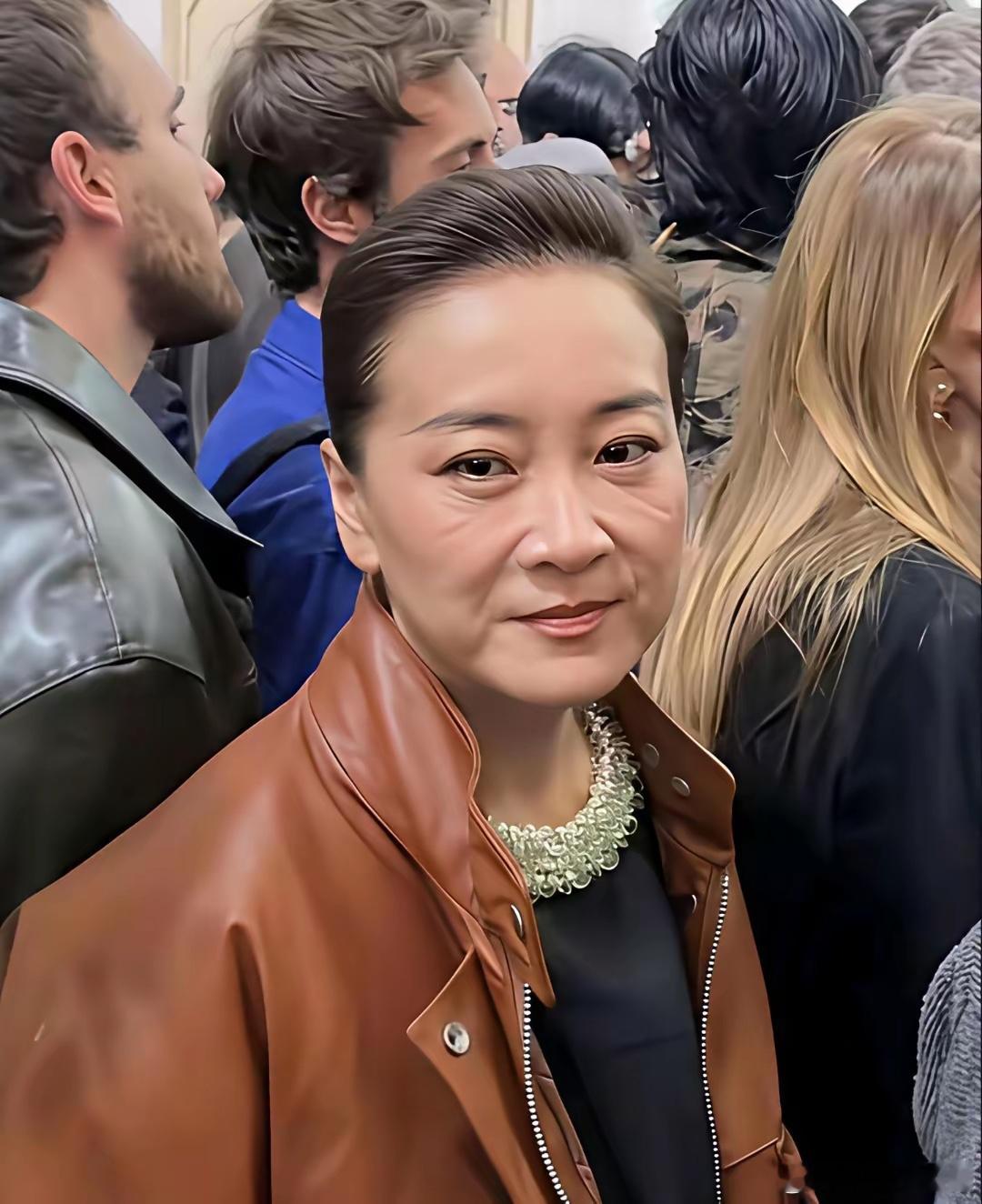 我的天呐，这还是贾玲吗？贾玲参加米兰时装周，整个人的气质完全不一样了。