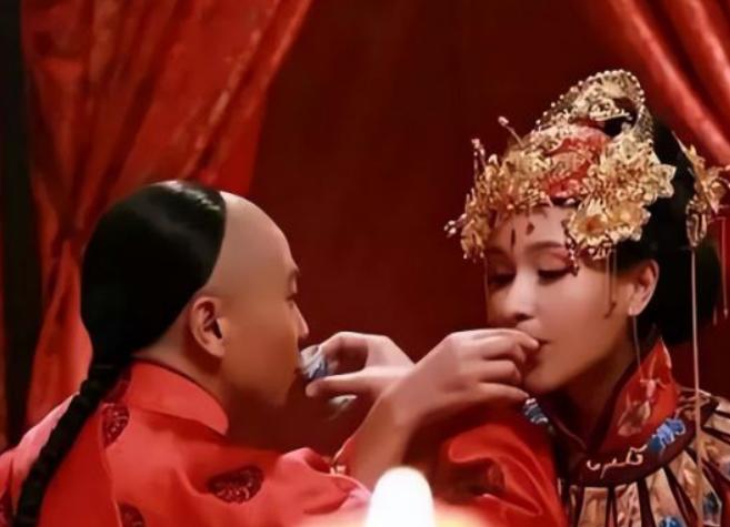1674年，纳兰性德大婚。新婚夜，他送走宾客，走进洞房。深吸一口气，掀开了新娘的