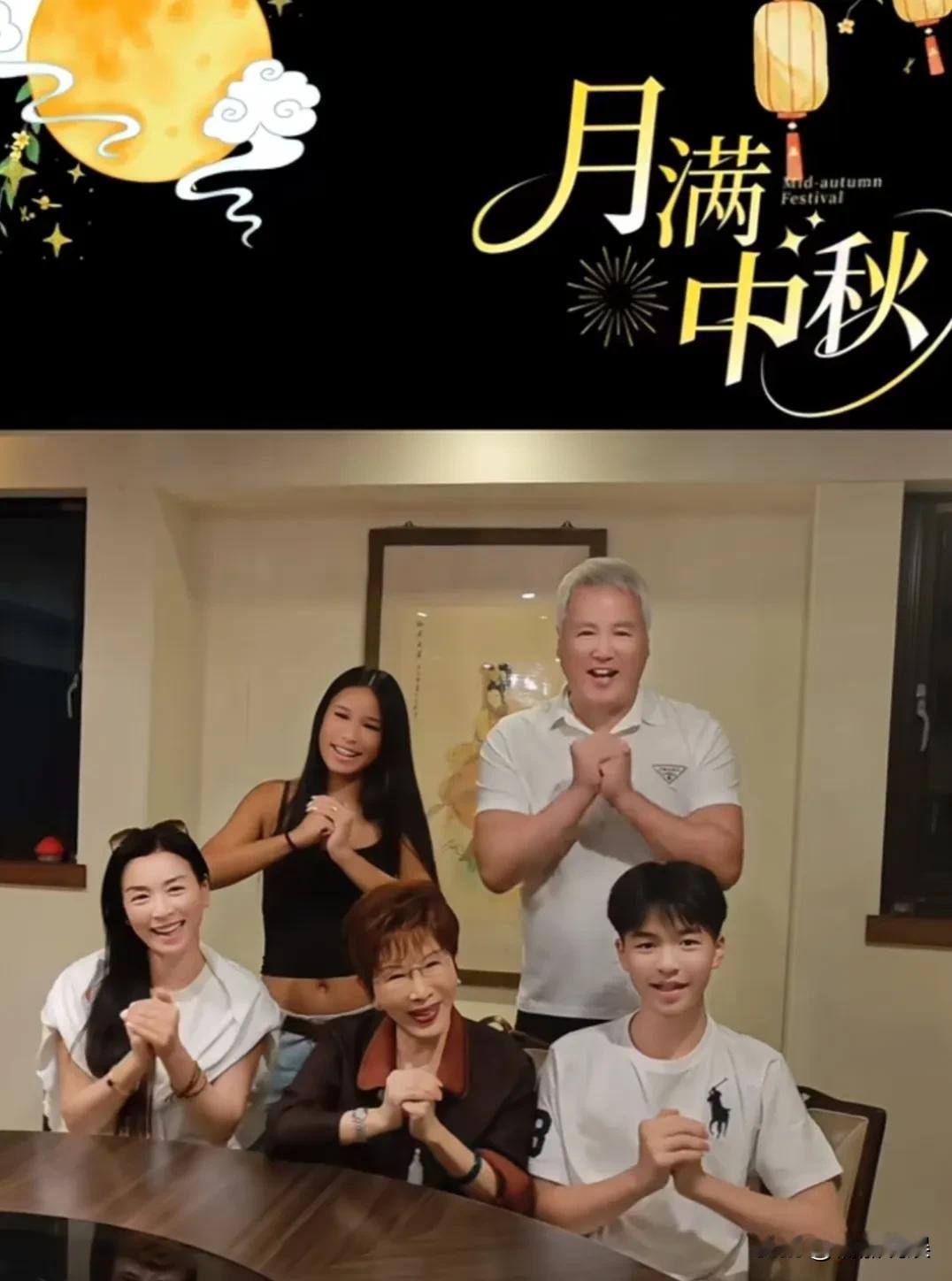张庭晒照，和国民党前主席洪秀柱一起小聚，祝网友中秋节快乐。洪主席都77岁了，不