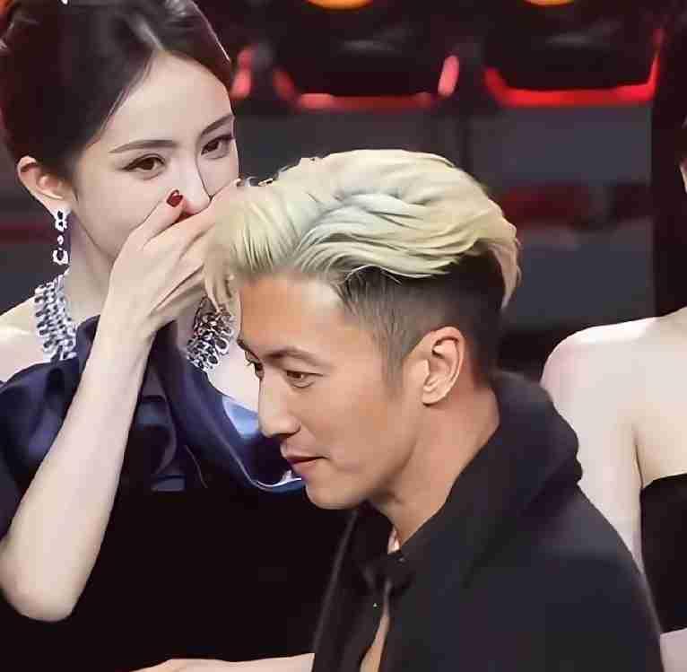 微博之夜那幕，杨幂站在谢霆锋身后捂嘴笑的样子，被镜头抓个正着。闺蜜瞥了眼视频，丢