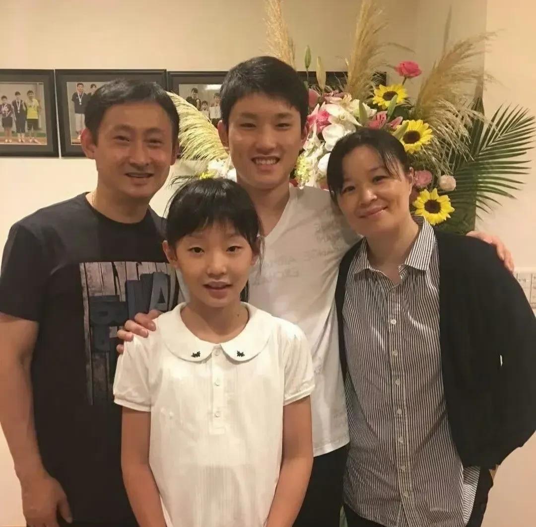 考古发现张本家的一张老照片。照片中小美和也就8、9岁的样子。父母勤奋，两个孩子
