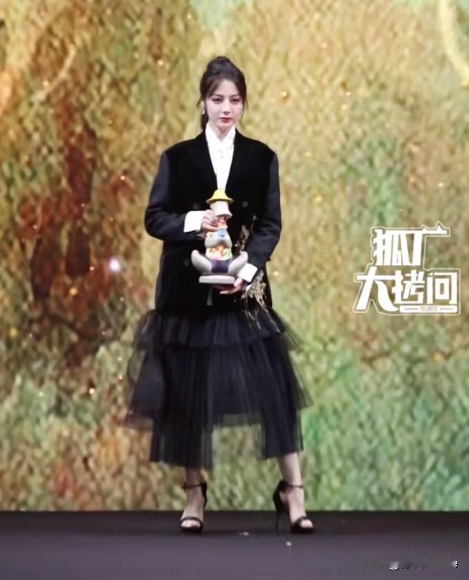 6月23日，迪丽热巴好不容易出来走个红毯，闵塔鲨你就这么对她？难怪赵丽颖要换人！