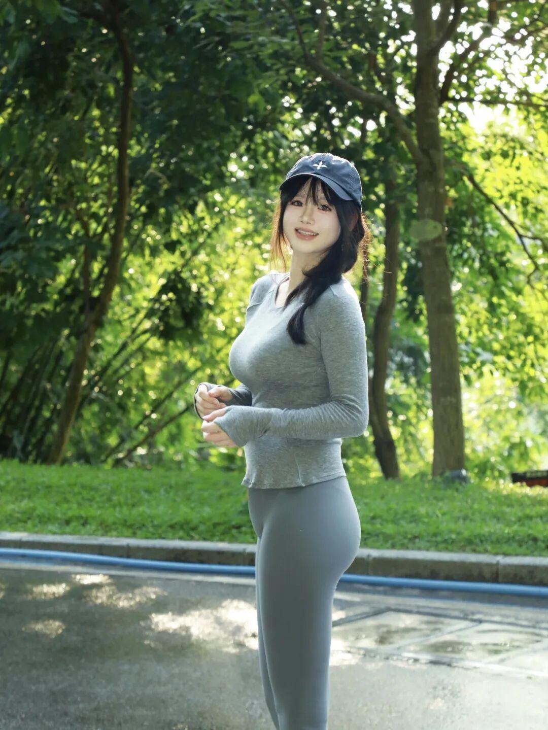 元气满满的一天，从运动开始！🌞💪优雅瑜伽美图分享修身瑜伽裤时尚分享展示瑜