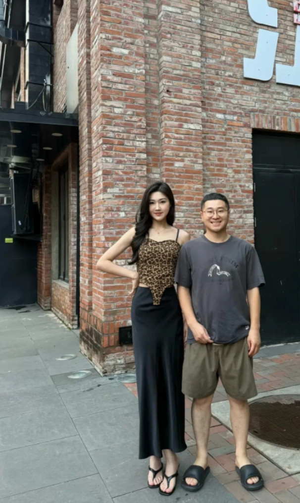 这个女的是怎么看上这个男的呢？