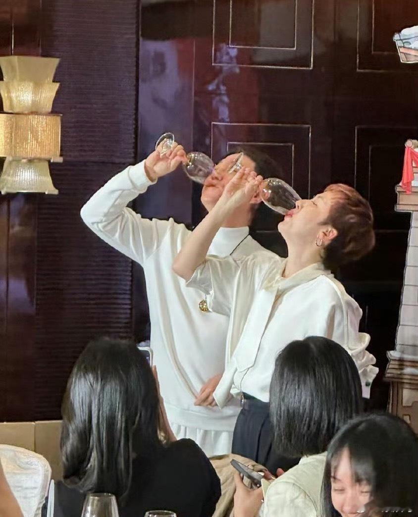 太配了……比男女主还配！原地结婚吧🎎张凌赫田曦薇经纪人敬酒
