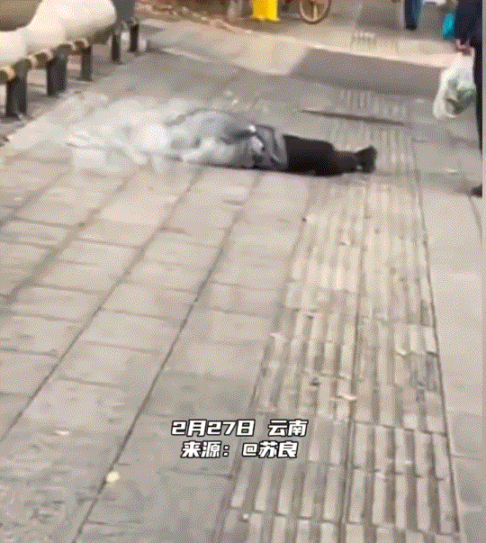 太坏了！云南，一名男子和妻子经过一地铁口时，发现一位老人倒在地上，男子见状便想好