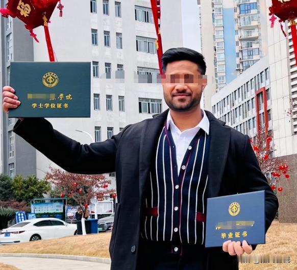 最近，一位在咱们这儿留学的印度小哥在海外社交平台上彻底火了——他对着镜头直接撂下