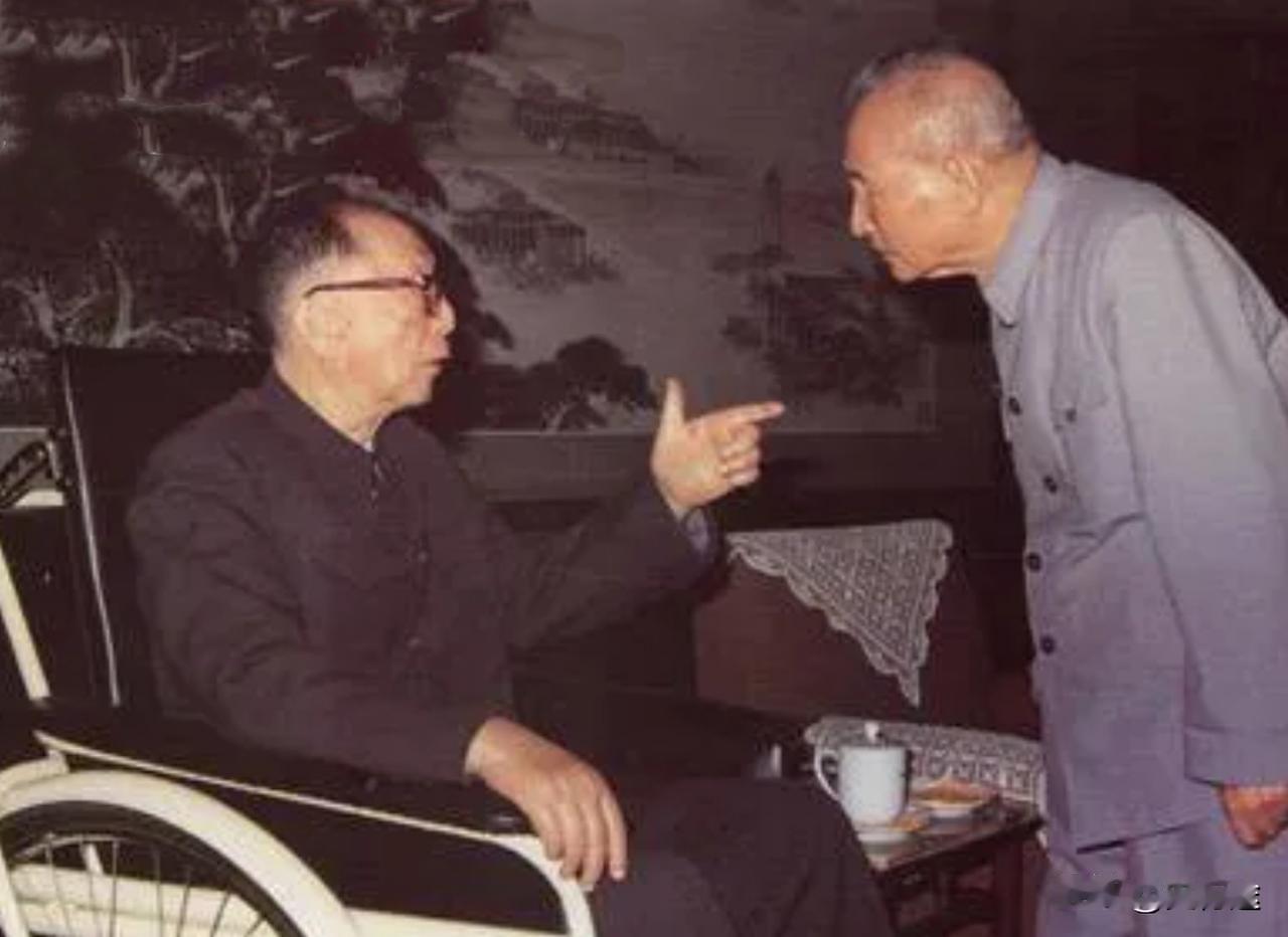 这是聂荣臻元帅和陈云同志的十分珍贵合影照。应当是拍摄于80年代，注意看，聂帅手中
