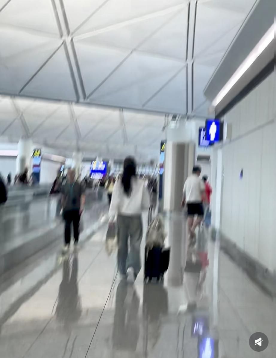 8月25日，奚梦瑶独自现身香港机场被偶遇，她个子好高，像1米9，一下就被认出来了