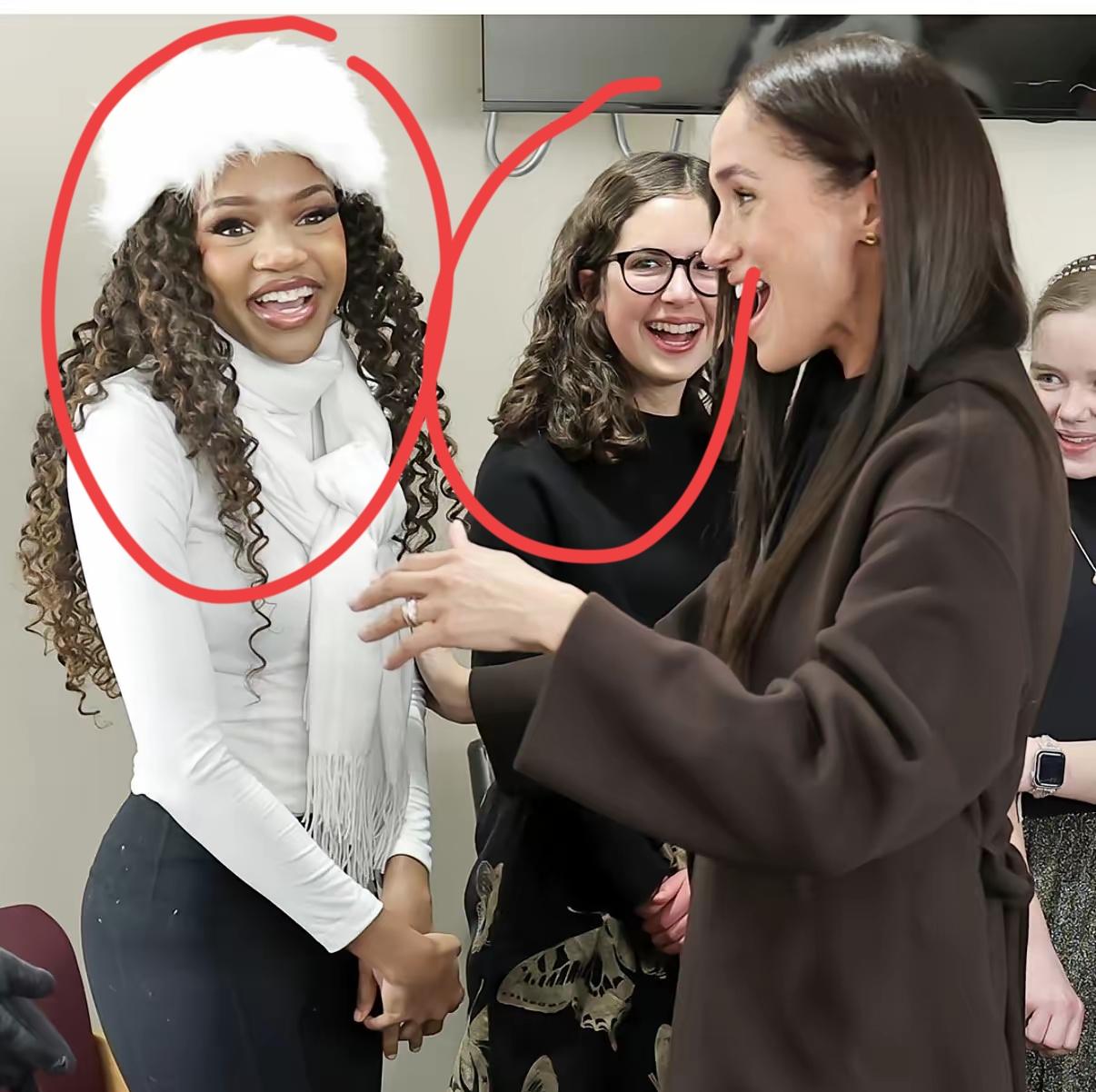 梅根这一操作，尴尬的是别人呀！如果可以，这个女孩肯定不想与梅根合影！为何？一