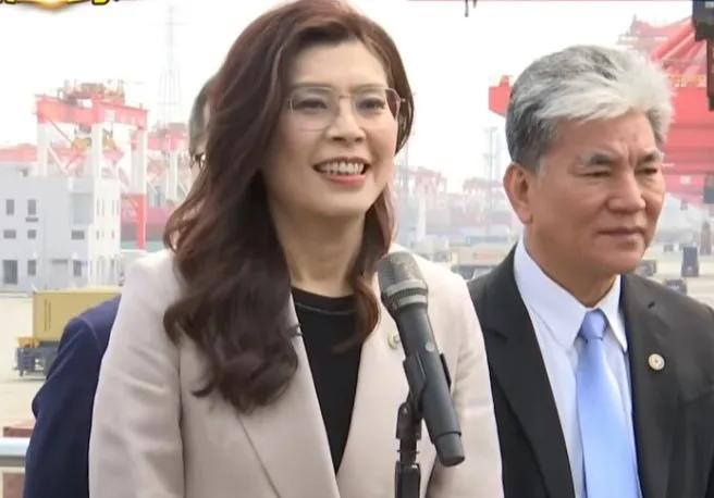 郑丽文参观上海洋山港，离开前淡淡说了一句话6月9日，郑丽文如约出现在上海洋山