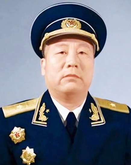 1945年，中苏军方宴会上，苏军和曾克林开玩笑，“你喝一杯酒，我就给一座军火库。