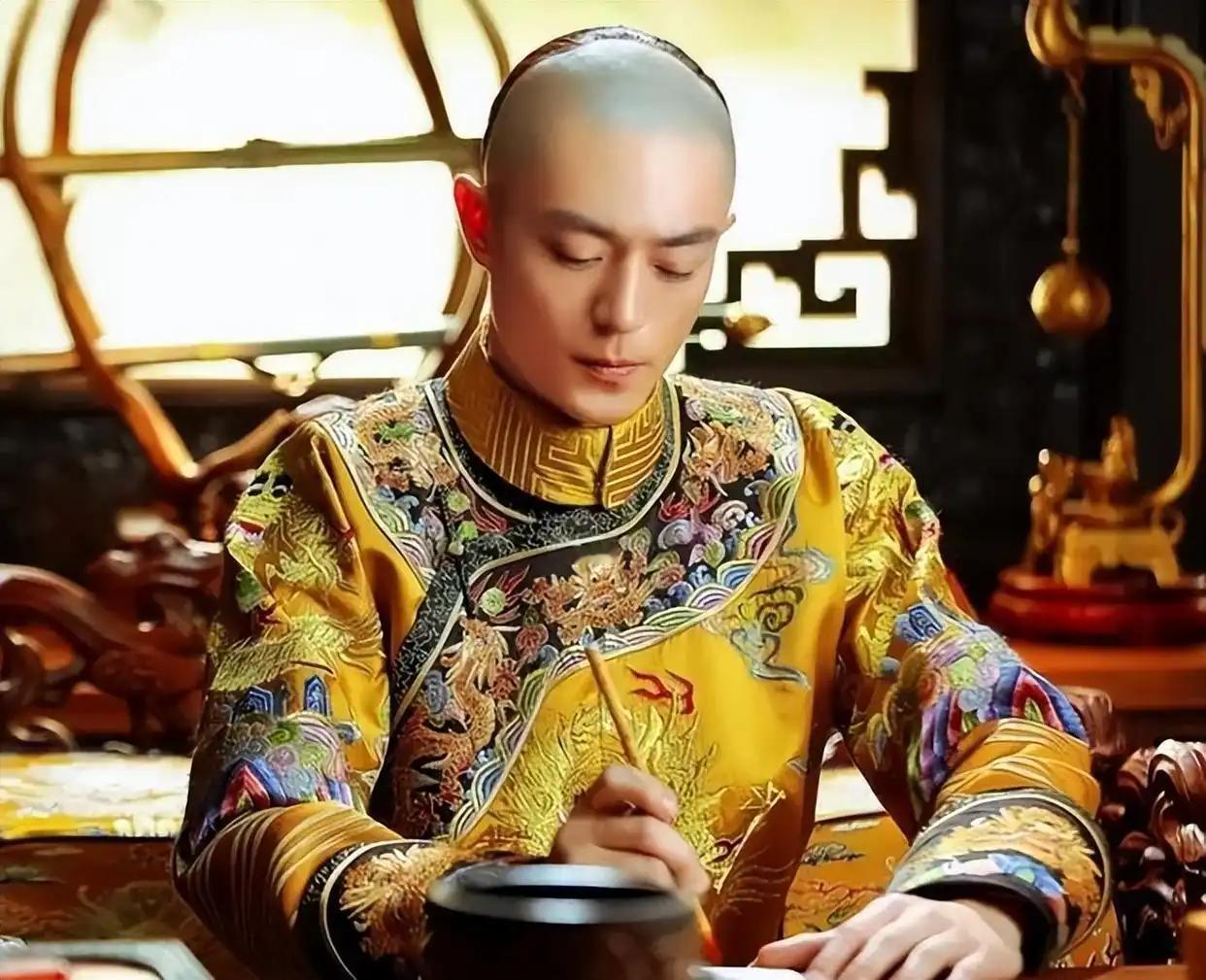 乾隆真正的文采如何？乾隆的文采，说白了就是典型的“帝王打卡式自嗨