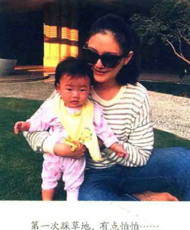为何非要说她从来不带孩子呢，别说她作为一个母亲，拼尽全力生下的儿女怎么会不爱。就