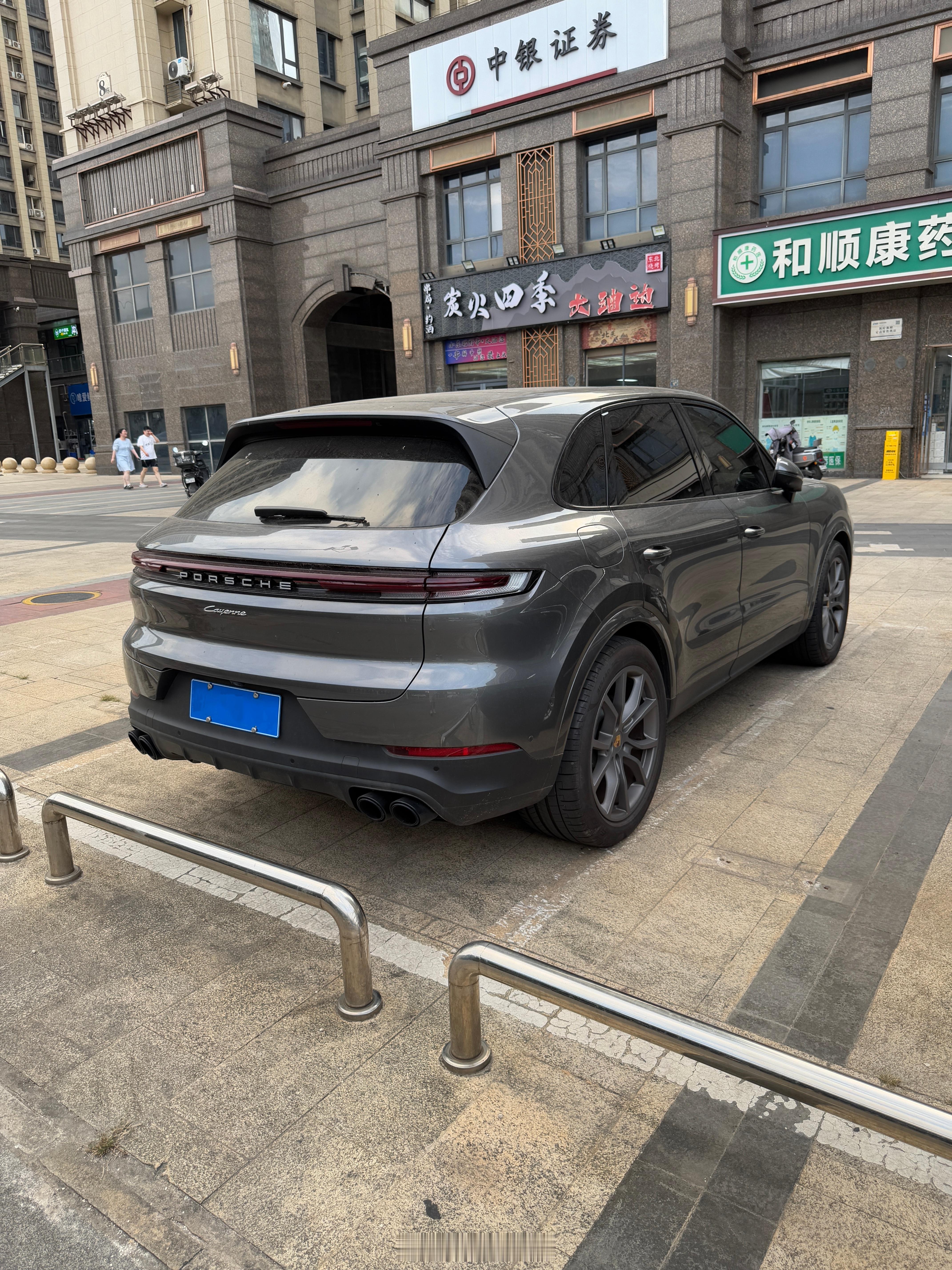 今年保时捷卡宴二手车行情真离谱这个月看到一辆二手卡宴2024上牌不到5万公里报价