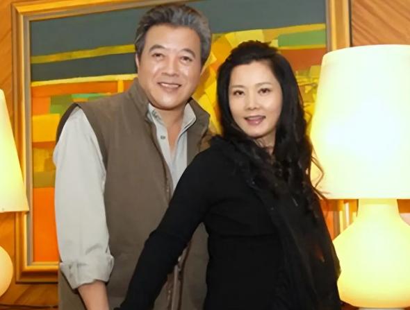 何赛飞说：“为了让我老公有一种踏实感，我的名下是没有一分钱的，我在外头工作，我就