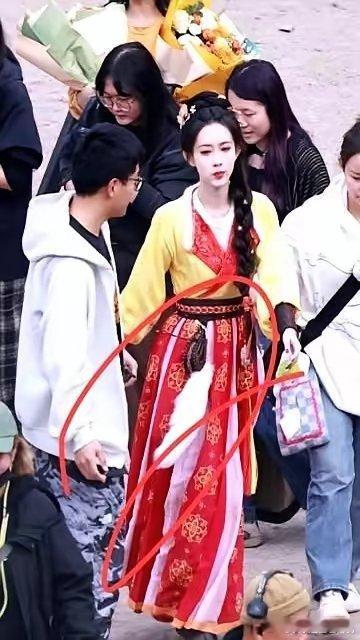 横国这是彻底打起来了！几位95花扎堆进组拍古偶，生图满天飞。卢昱晓《何不同舟渡》