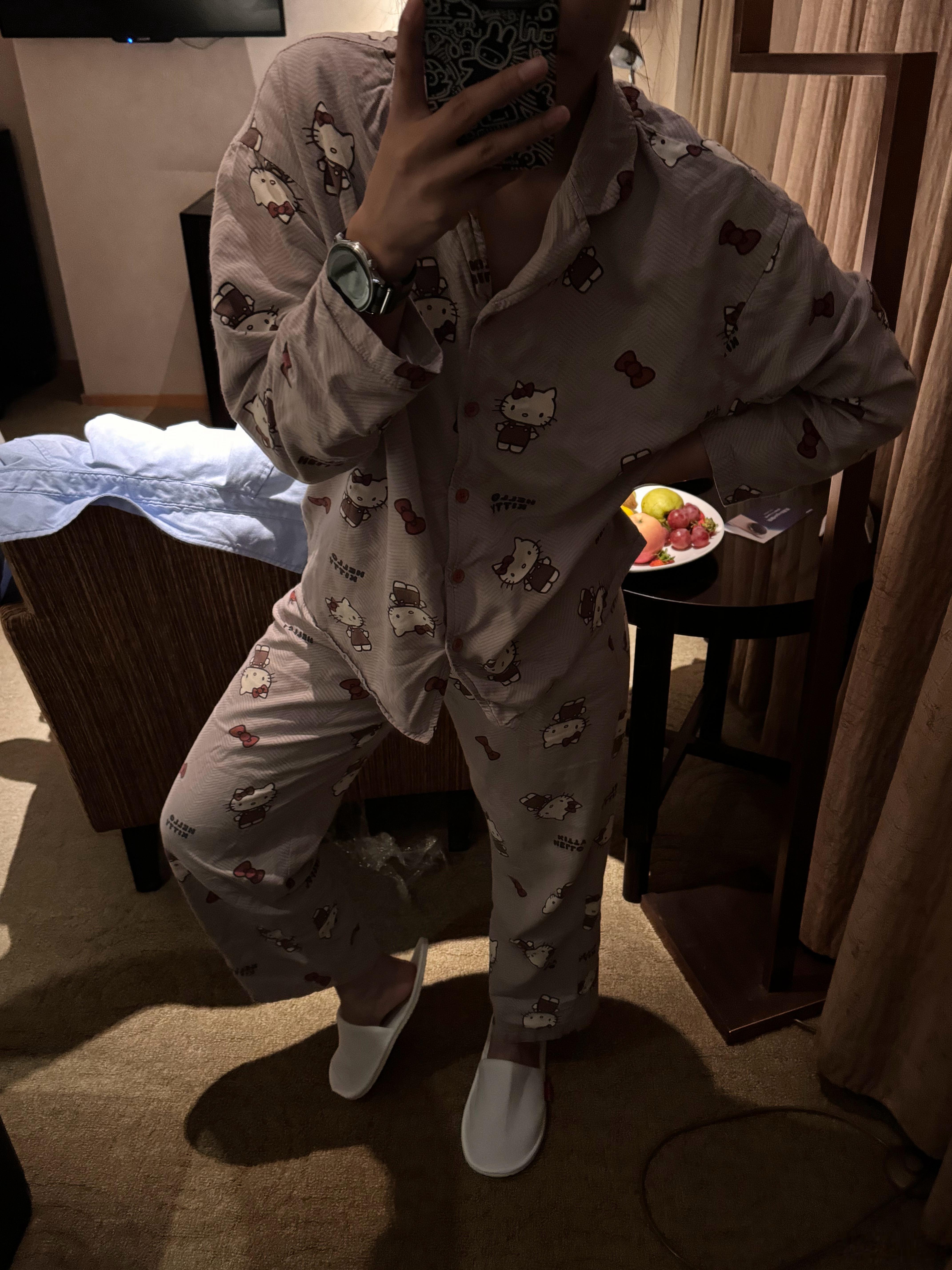 出差带自己睡衣真的太舒服啦！就是酒店的枕头太难睡了，一点支撑也没有，能不能学学人