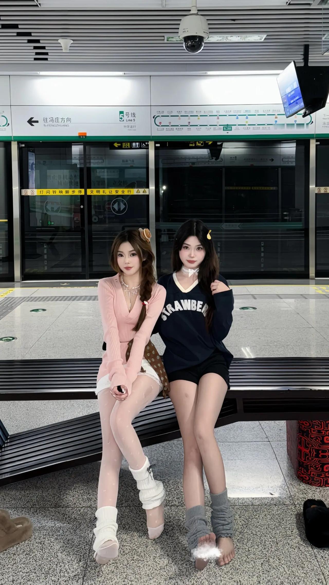 甜美姐妹照，粉色与黑色的撞色穿搭，甜美与酷炫的完美结合！💕📸