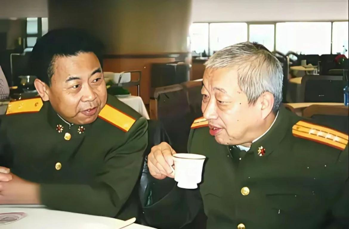 1998年，许光达大将之子许延滨与陈赓大将次子陈知建的合影，将门情谊的见证。许