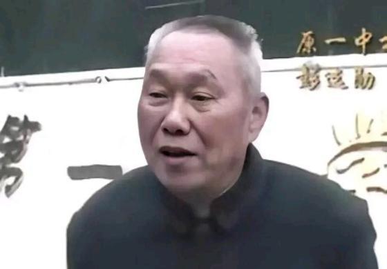 1993年，湖南，16岁女孩考上高中，因家里没钱，只好到县城做保姆，60岁退休老