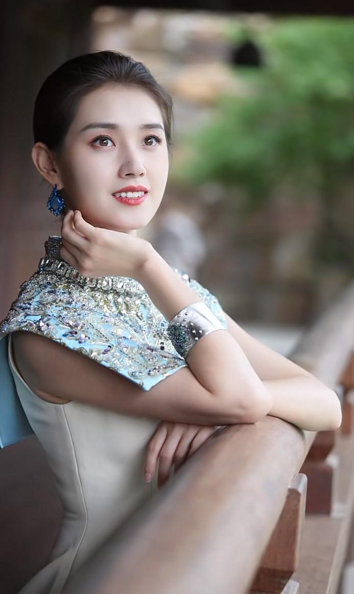老凤祥把金扣刻上了链。不是卖金，是卖“传家宝”的数字身份证。30分钟2万枚数