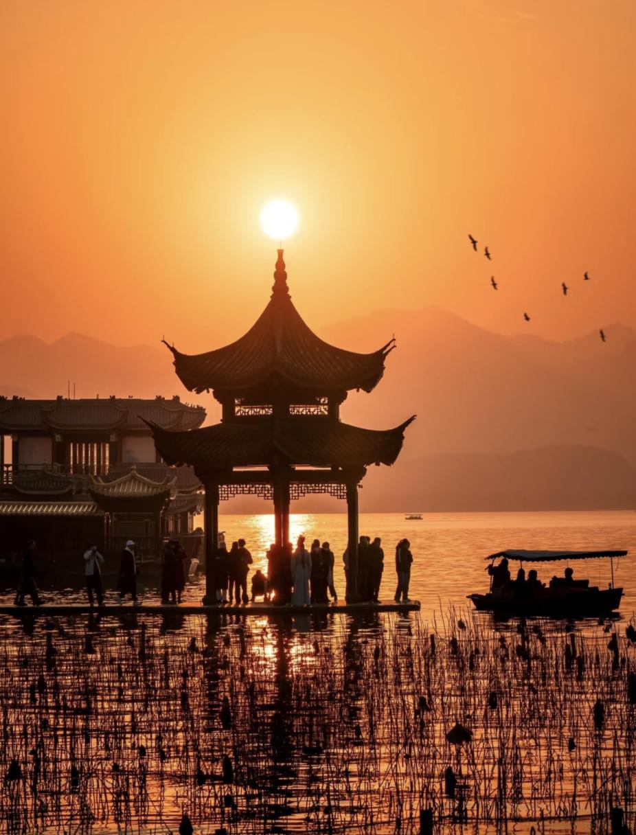 道家有个说法，叫“父母在堂，福穴自开”说个反常识的——孝敬父母，其实不是你在付
