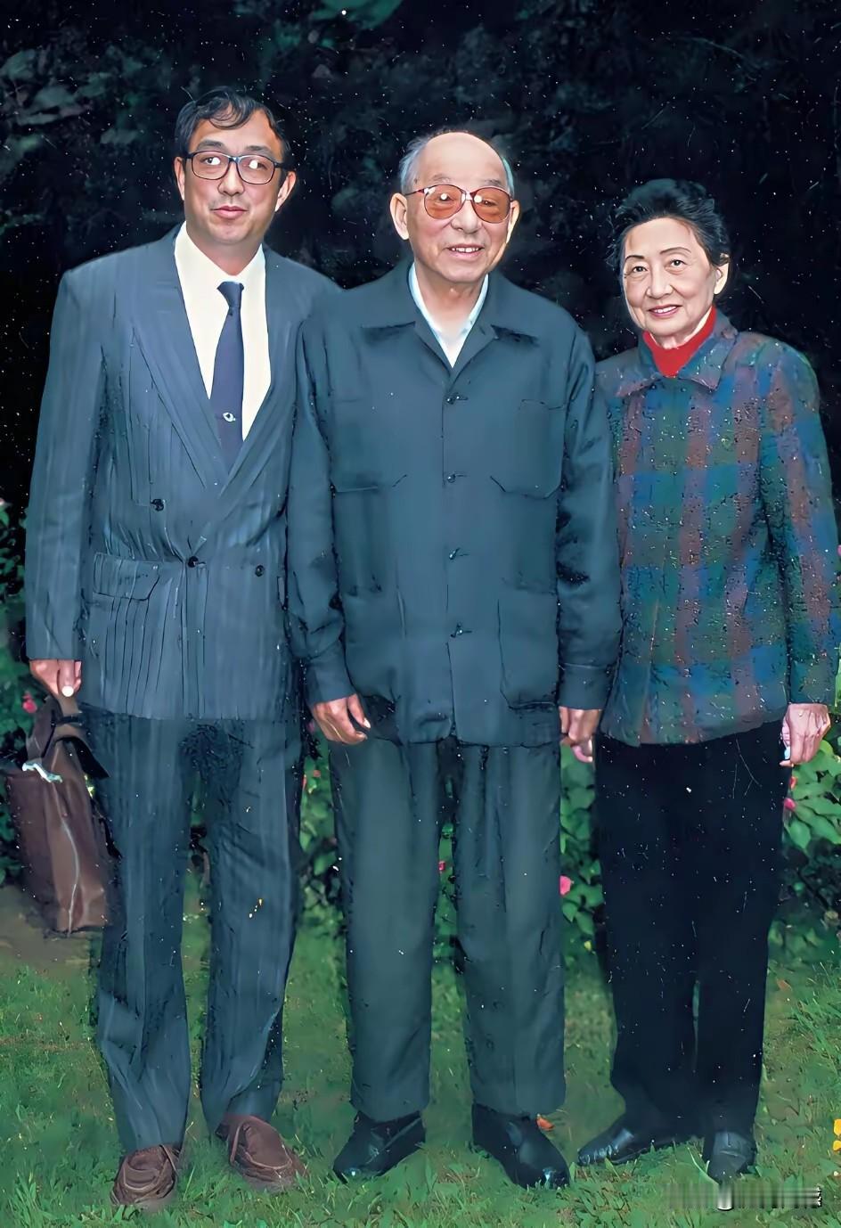 这张照片是1992年拍摄的，站在中间的是张学良，当时他已经91岁高龄，站在他身边