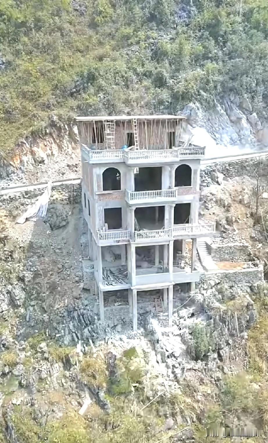 村里一户人家为了交通便利花百个W把房子建到了山上。因为住在大山深处，虽然村子里