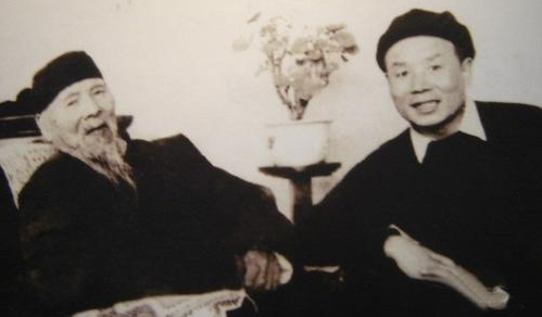 1947年，李可染带画作拜见齐白石，齐老坐在躺椅上随手翻看。看过几幅后，齐老突然