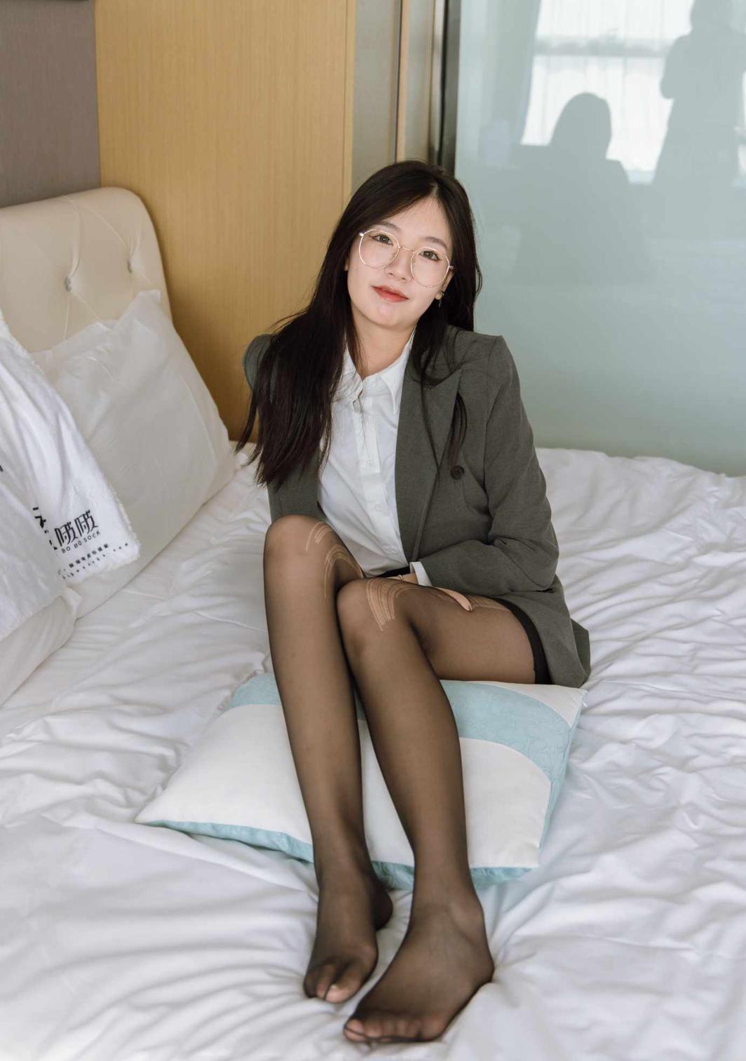 御姐风穿搭，温柔优雅，时尚眼镜点缀，尽显青春活力！💖👗👠为什么女人都喜欢穿