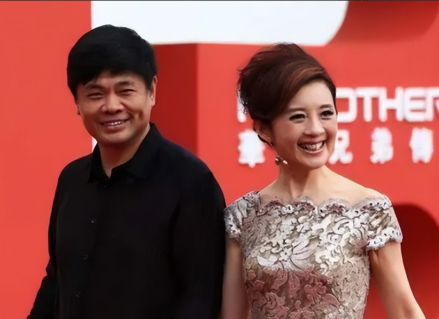 2004年，亿万富翁丁健对妻子说：“给你一个亿，离婚吧，我爱上别人了”，可妻子抱