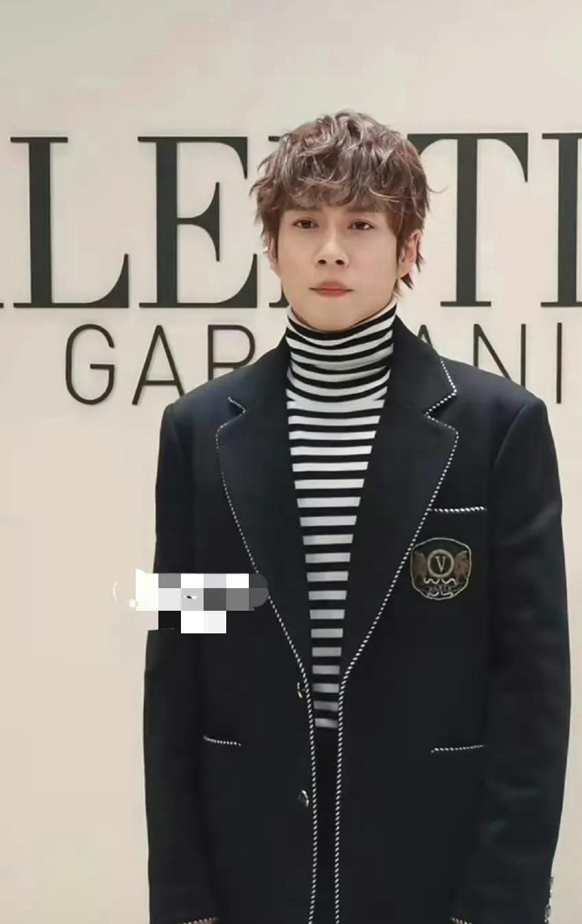 韩东君这造型真是一言难尽，这蓬松的卷发，这精致的妆容……记得他以前明明走健身硬汉