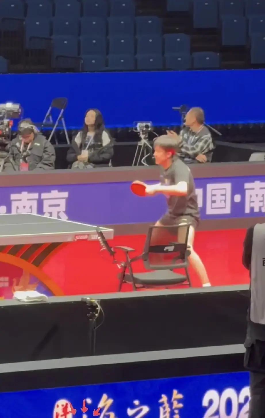 别猜了，王楚钦的手腕现在由AI监控。南京训练馆里，他反手拧拉的每个角度，都