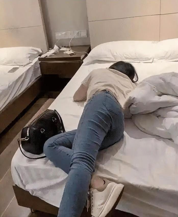 “太狗血！”四川，一名女子醉酒后随同好友前去按摩，上完卫生间之后，迷迷糊糊走进