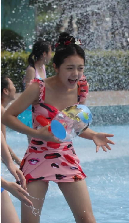 据说这是赵今麦初中时候的照片，青春无敌呀！