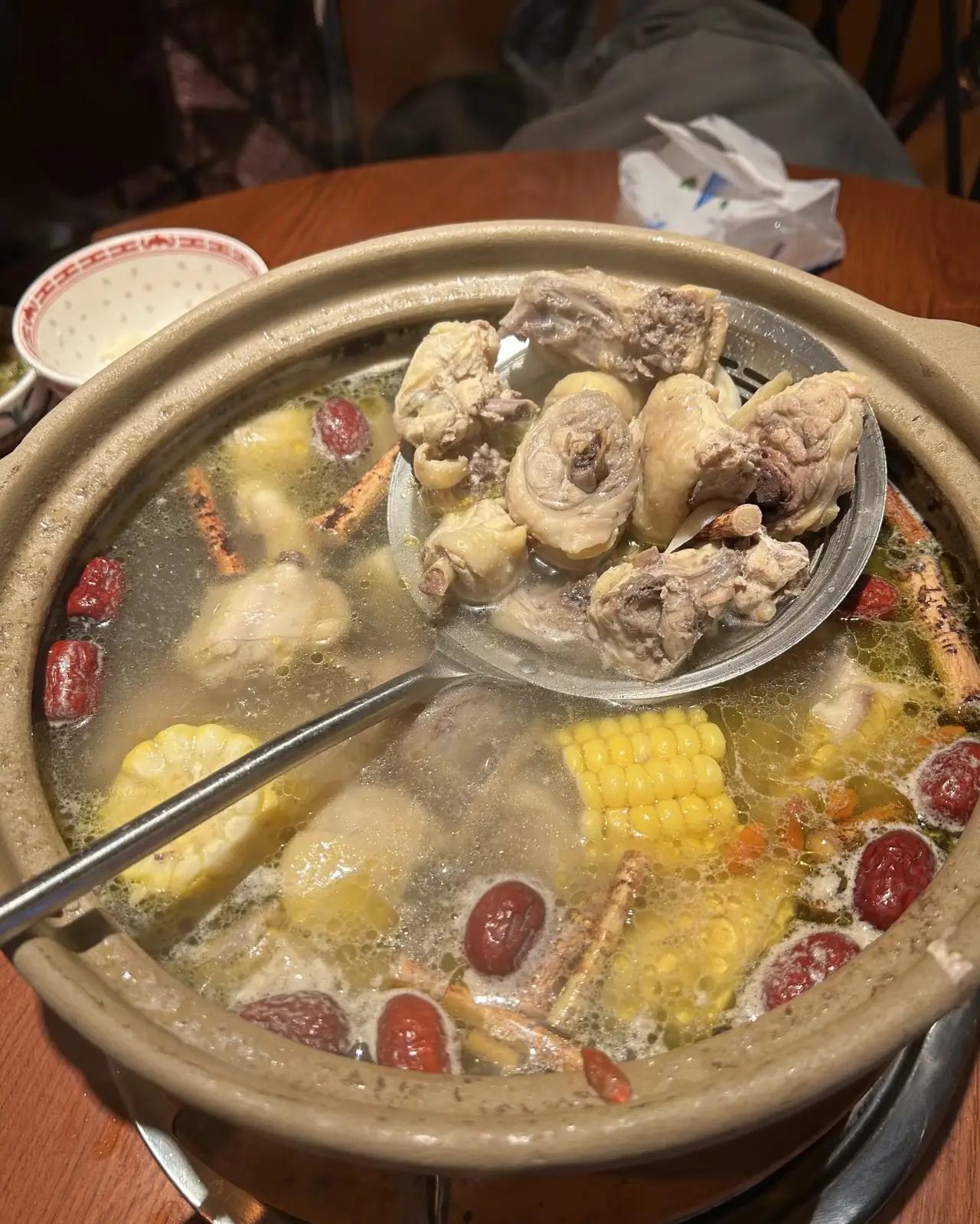 “全网最不想火的饭店”爆火48小时：老板连夜写公告求别来，评论区却笑到打鸣！