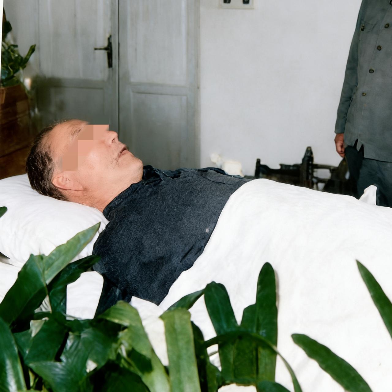 1978年，郭沫若的葬礼上，这一张超罕见的老照片太让人感慨了，镜头里他静卧在翠绿