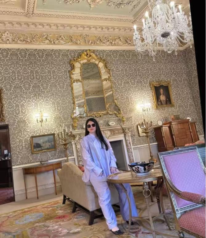 李湘家也太豪华了！李湘晒美照，无意曝光英国的住址照片，富丽堂皇，好震撼。水晶