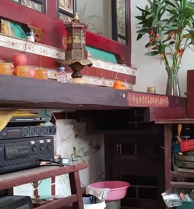 1992年，一老者路过福建一尼姑庵，突然发现一张脏污供桌，竟是黄花梨木制作而成！