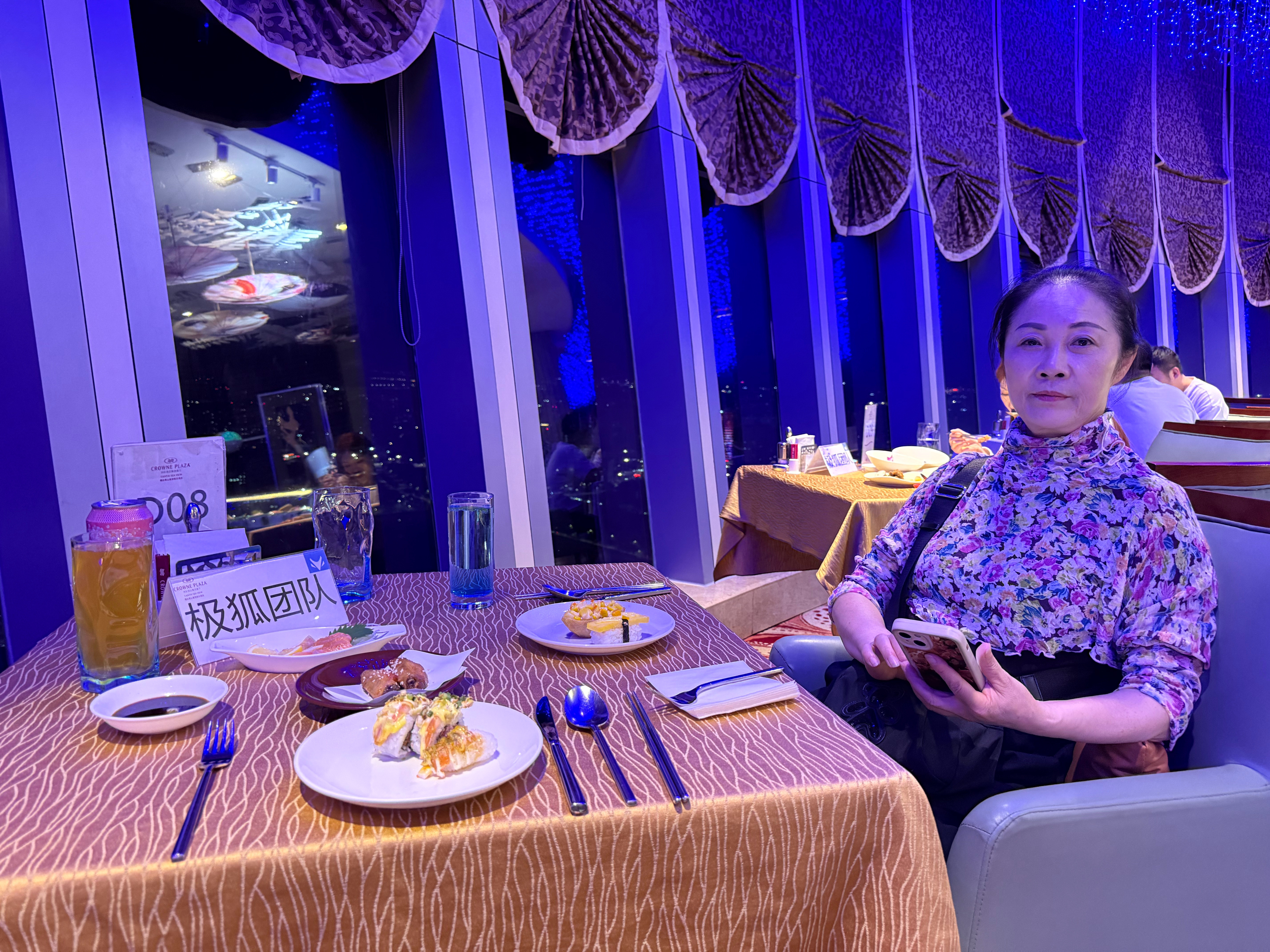 晚上来47楼吃旋转餐这个餐厅在360度旋转一边吃饭一边可以欣赏整个城市的夜景