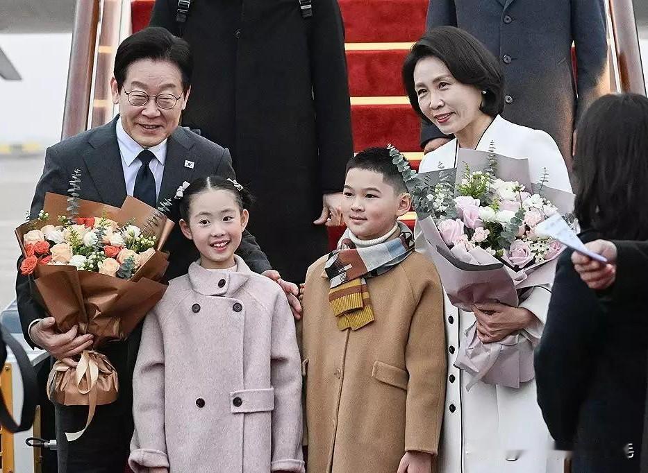 1月6日下午，正在我国进行国事访问的韩国总统李在明一行抵达上海，这是此次访华的第