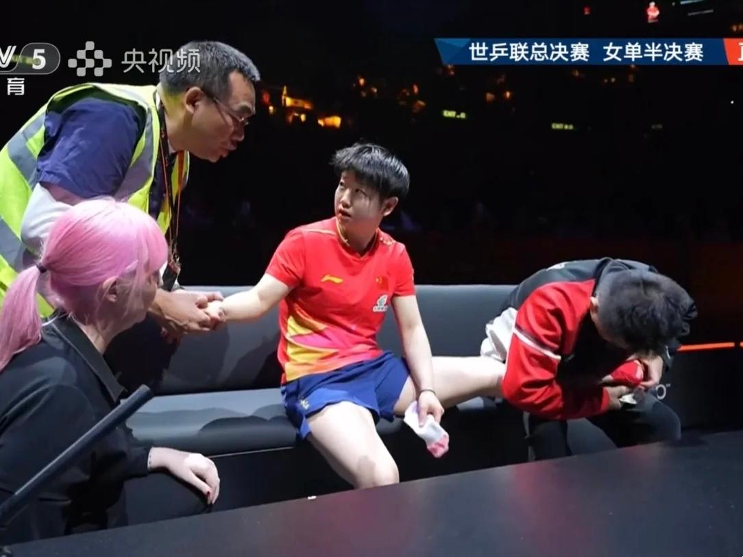 这事儿恐怕没那么简单。​莎莎退赛，绝不只是脚疼。下午看她走路都一瘸一拐的了，上