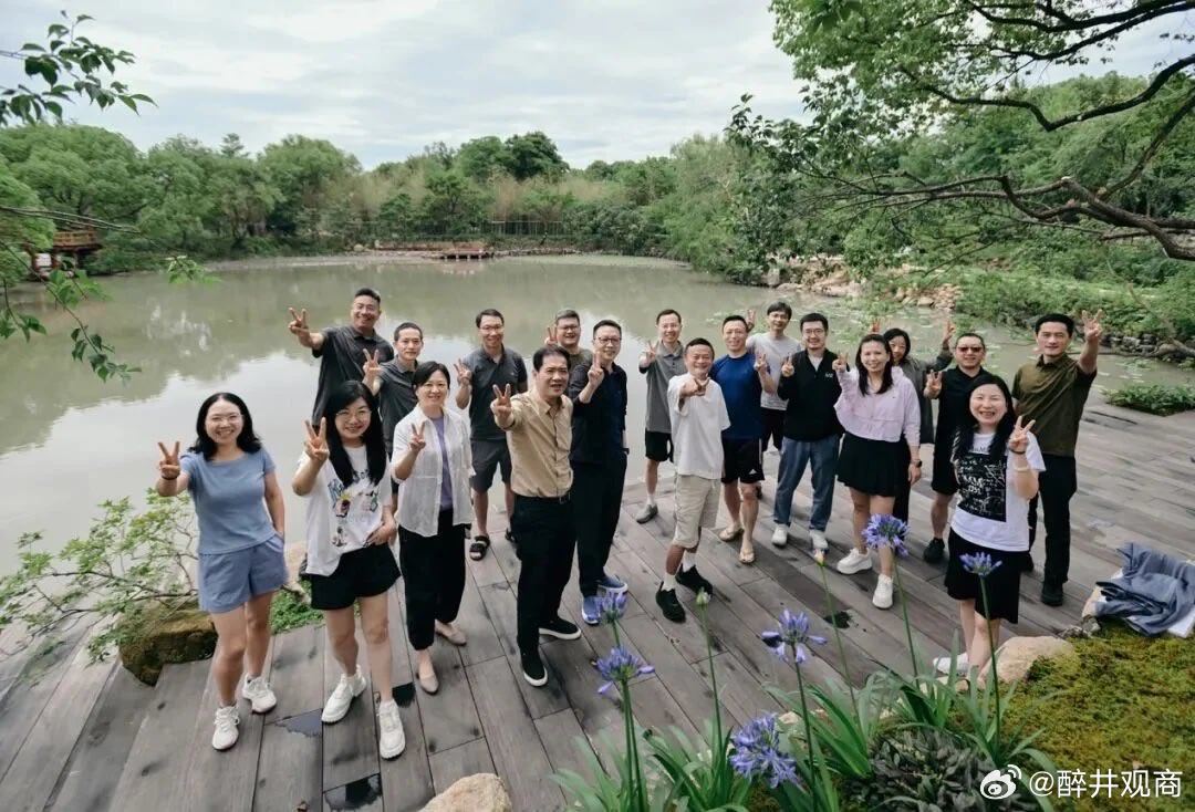 阿里巴巴核心决策层成员近日罕见同框——不是在会议室，而是在一块水田里。从网上流传
