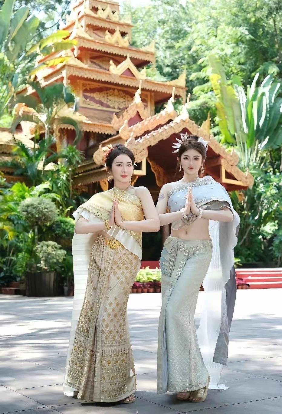 吴艳妮和妈妈身着精致傣装同框，妈妈看着太年轻漂亮了，母女俩气质出众，宛如一对姐妹