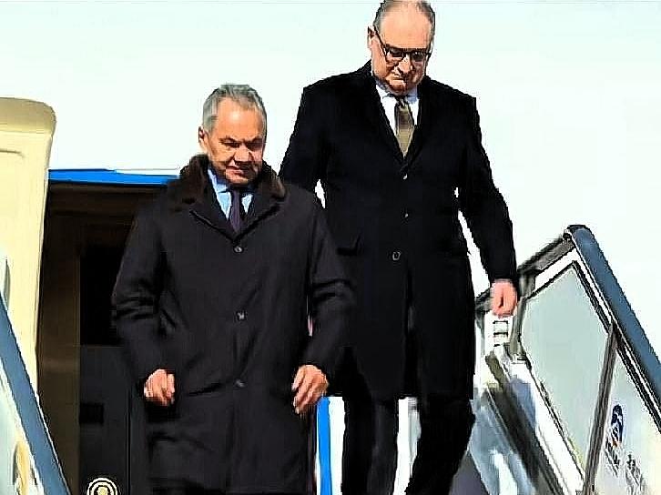 “老铁″回家了！绍伊古落地北京：这哪是外交？不用铺红毯，不用装体面，穿得