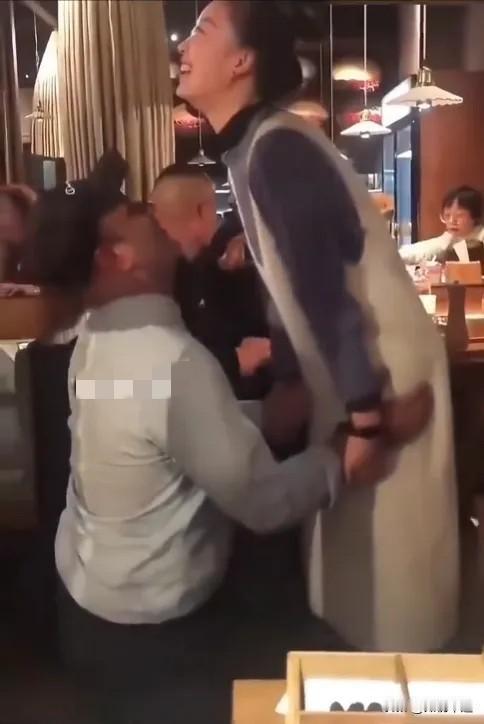 商场外头的一幕，直接给人整不会了——黑人小伙儿“噗通”跪地上，举着戒指对个高挑姑