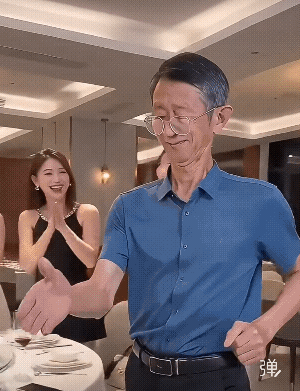 仔细看脸都一模一样![捂脸哭]